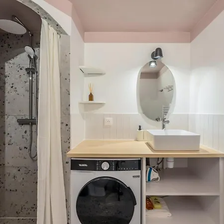 Petit Studio Proche Commodites Avec Parking *